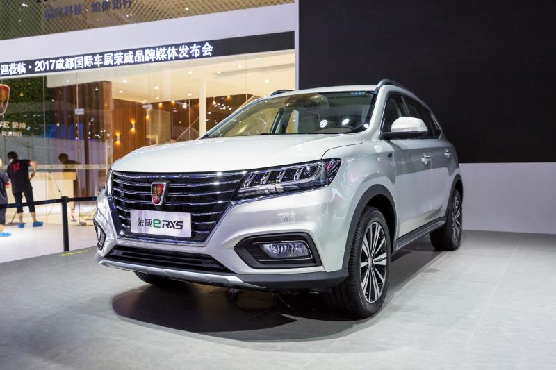 全新荣威950、荣威e950定义“高级轿车” 成都车展亮相售价16.88万起 互联网汽车上市一周年 系统升级带来颠覆式进化